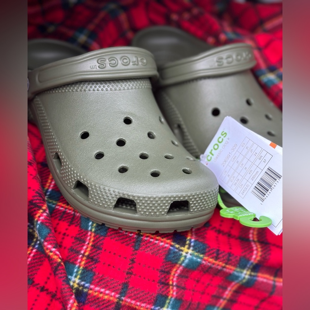 🔥 NEW! Crocs Classic Crocs GREEN Classic Clogs Youth Boys' Grade School J6/W8